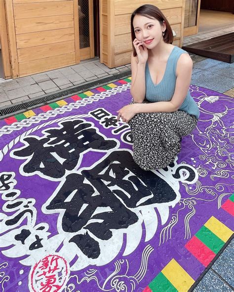 Chica Japonesa De Pelo Corto Con Pechos Grandes Viste Una Yukata De Hotel Con Un Gran Pecho