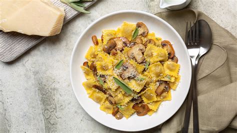 Ravioli met paddenstoelen en salie