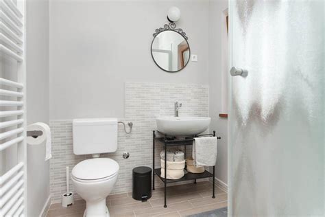 Busca la continuidad en el suelo 6:11 5. Baño pequeño, baño moderno | Novacasa Center