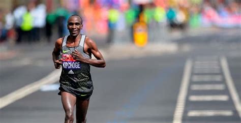 By the 35km stage, he had jumped out to a lead of 27 seconds from a virtual. eliud kipchoge - Planeta Triatlón