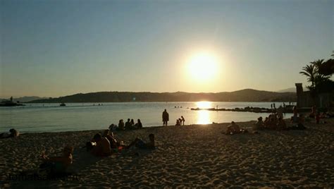 Plage Gallice Sandstrand Med Kvällssol I Juan Les Pins Tomatsallad