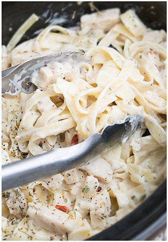 This Simple Slow Cooker Easy Chicken Alfredo Requires 5 Ingredients And