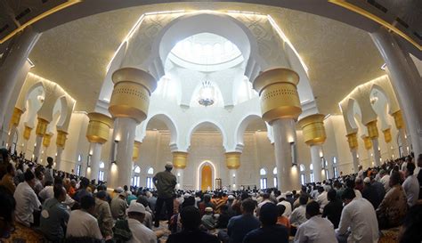 Jokowi Sholat Idul Fitri Bersama Keluarga Di Masjid Raya Sheikh Zayed