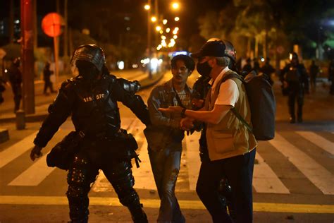 Protestas Contra Violencia Policial Desatan Caos En Bogotá Con 11