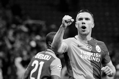 Lukas Podolskiden Depremzedeler Için Bağış