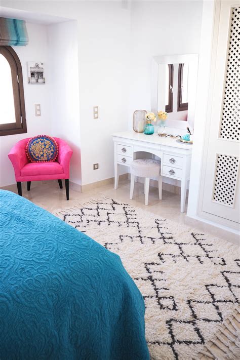 The following is a list of spanish language vocabulary for items found in the living room or family room. Spanish Bedroom Tour: Take a Look Into My Room in Spain!