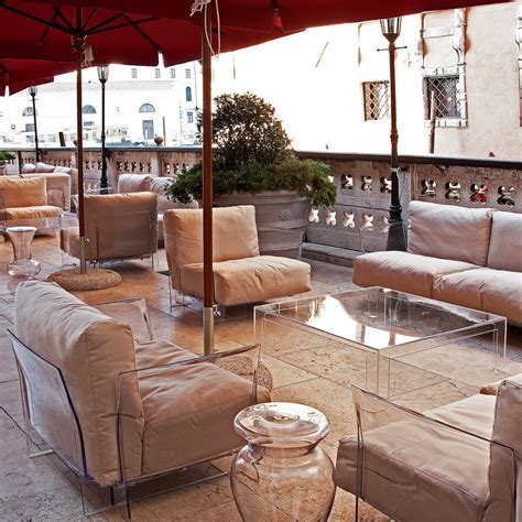 Its simplicity and purity of form makes it adaptable to any environment. Table Invisible | Kartell | Boutique