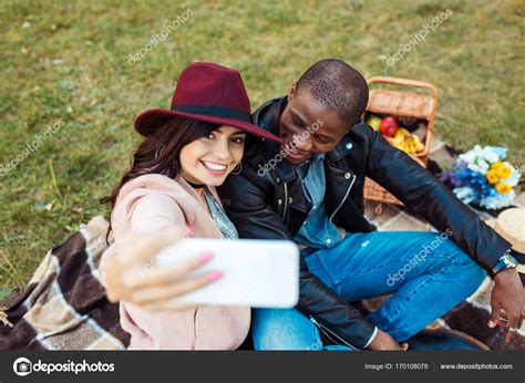 Pareja Multicultural Tomando Selfie Foto De Stock Gratis SashaKhalabuzar
