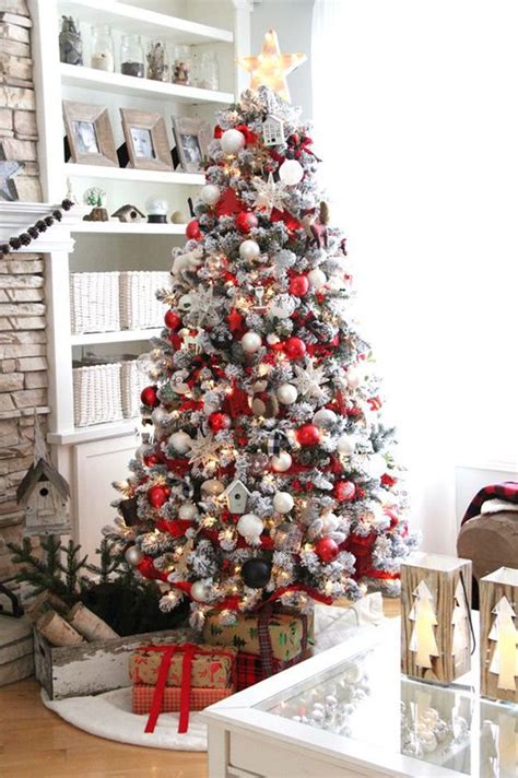 I motociclisti vestiti da babbo natale hanno fatto un giro per la città facendo i regali ai bambini. Idee decor: addobbi natalizi in bianco e rosso | DesignBuzz.it