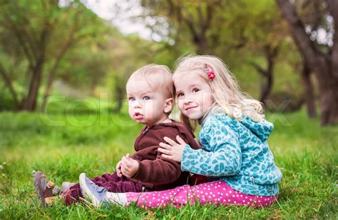 Kinder Bruder Und Schwester Sitzen Stock Bild Colourbox