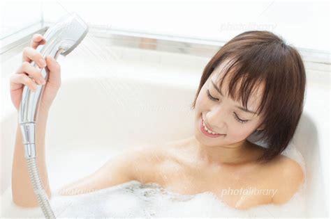 入浴する女性 写真素材 [ 2989025 ] フォトライブラリー photolibrary