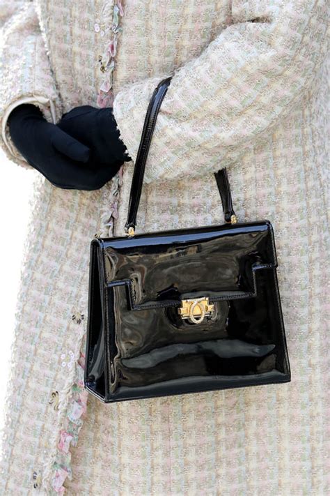 The Queen Uses Handbag Signals To Send Secret Messages To Staff Royal News Uk