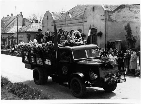 Diákkorunkban főleg a marx, engels és lenin képeket nem szerettük a május elsejei felvonulásokon, azoktól mindenki irtózott, ugyanúgy, mint a nagy zászlóktól. Május 1-i felvonulás 1960 környékén - Newjság