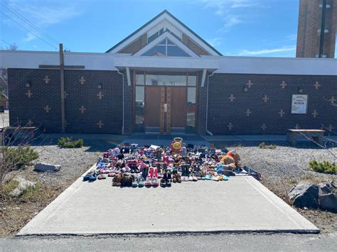 Hundreds came out to honour the lives of the 215 indigenous children whose remains were discovered last week at the former grounds of the kamloops indian residential school. Dene Nation hosting memorial walk for 215 Kamloops ...