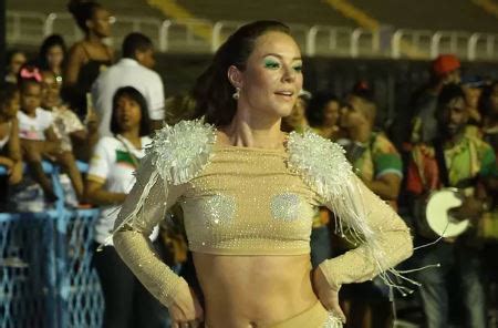 Paolla Oliveira Arrasa Com Look Nude Para Ensaio De Carnaval Virgula