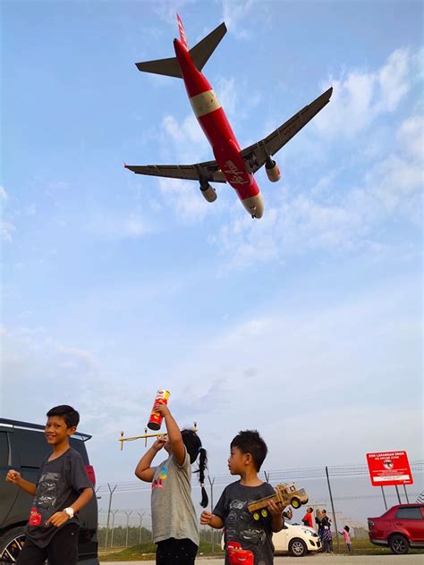 Para pengunjung di terminal subang skypark kini boleh memakai topi kapten dan membawa kapal terbang airbus a320 atau boeing 737 di simflightkl. Riadah di Tempat Tengok Kapal Terbang Mendarat Di KLIA ...