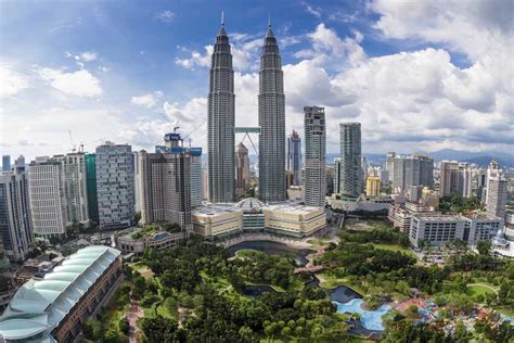 Menara kembar petronas (petronas twin towers) berlantai 88, atau dikenal sebagai klcc, adalah bangunan kembar tertinggi di. Menara Berkembar Petronas, Kuala Lumpur |MyRokan