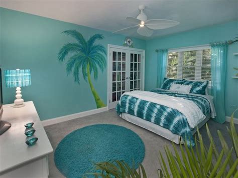 This is the ultimate destination for all types of palm trees used in landscapes. 15 Beach Themed Bedroom Options for Your Home