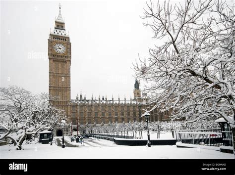 The Houses Of Parliament With Big Ben In The Snow Stock Photo Alamy