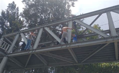 Hombre Intenta Lanzarse Desde Puente Peatonal En Cdmx Grupo Milenio