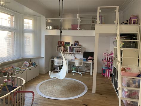 Wenn ihr teenager das hochbett in ein einzelbett umbauen möchte, entfernen sie einfach die erhöhungspfosten des hochbettes. Kinderzimmer Altbau, Hochebene, zimmerschaukel | Kinder zimmer, Kinderschlafzimmer, Zimmer
