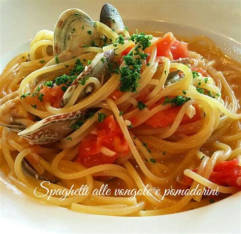 Successivamente far soffriggere in una padella l'aglio nell'olio d'oliva,aggiungere i pomodorini tagliati a pezzetti ed a cottura ultimata aggiungere il sale ,dopodiche' aggiungervi le vongole con un po' di brodo filtrato. Spaghetti alle vongole e pomodorini - I Sapori di Casa