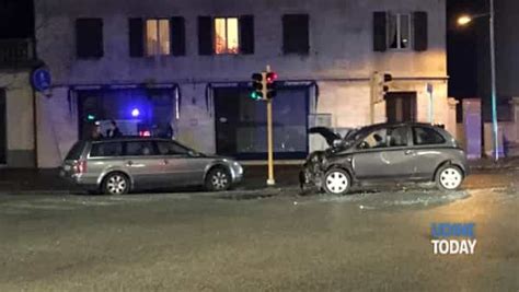 Scontro Frontale Fra Due Auto In Viale Delle Ferriere Due Feriti