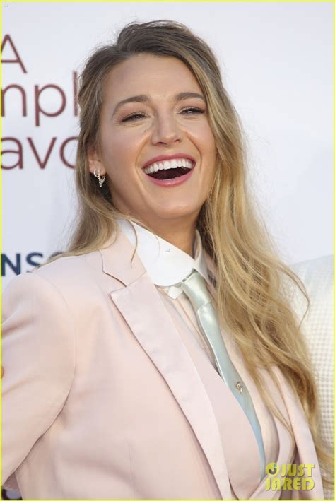 Photo Blake Lively Anna Kendrick Step Out For A Simple Favor Uk