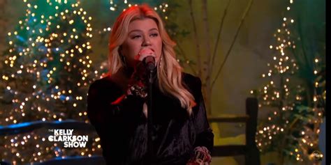Video Kelly Clarkson Performs Underneath The Tree