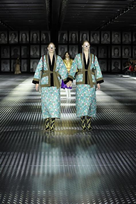 Gucci Desfila Coleção Apenas Com Modelos Gêmeos Em Milão Moda Vogue