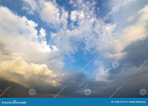 Cielo Azul Cubierto De Nubes Blancas Hinchadas Foto De Archivo Imagen