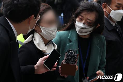 윤석열 전 검찰총장의 잠행이 길어지면서 그의 '등판 시기'를 놓고 각종 관측이 난무하고 있다. 악귀 윤석열 장모, 마누라, 나경원 형량 기대한다!!!