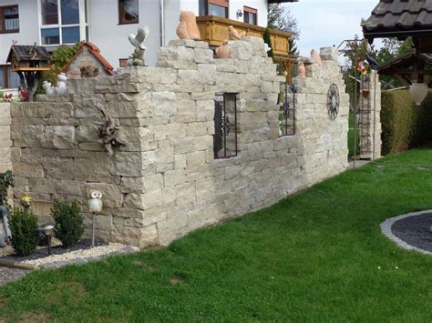 Steinmauer Garten Sichtschutz. gartenmauer mit sitzecke ...
