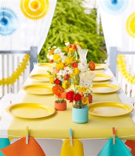 Set a summer dinner party table setting with these chic ideas. Outdoor Summer Table Decorations Photograph | DIY summer dec