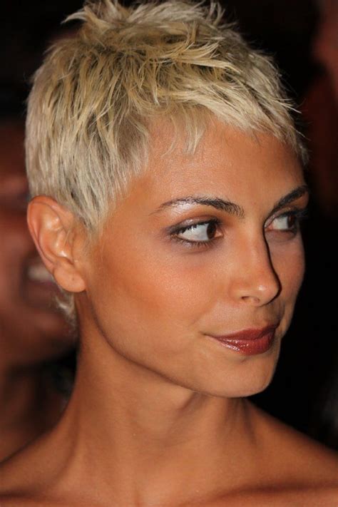 This color paired with wispy bangs and a chopped hair can make you go from blasé to rock n' roll beauty queen in an instant. Holy moly I love her bleach blonde pixie! | Super short ...