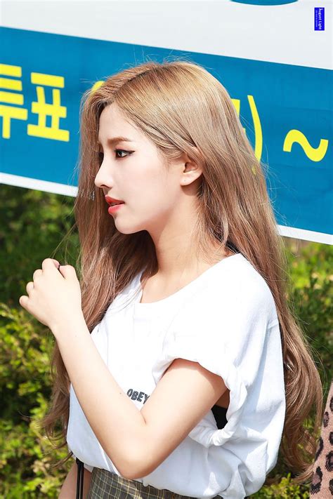대표적으로 어깨(♡)와 목 뒤(blue), 팔 뒤쪽(self love is the best love), 손등(1849) 등에 타투가 있다. 서수진 옆모습 / ì—¬ìž ì•„ì ´ë"¤ ì„œìˆ⃜ì§„ì ⃜ ë ...