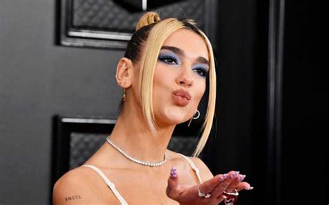 Dua lipa nació el 22 de agosto de 1995 en londres y fue la primera de hija de una pareja de refugiados albanokosovar, dukagjin lipa y anesa, quienes se trasladaron al reino unido y se establecieron en la capital británica a principios de los años 90, por la época en que tuvieron lugar los. ᐈ Dua Lipa, cosas que no sabias de tu cantante favorita 🥇
