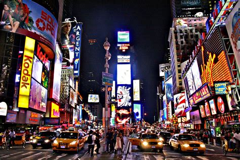 La piazza di times square è il cuore di new york; Times Square a New York - Fidelity Viaggi