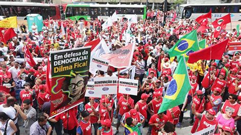 Brasileños toman las calles para apoyar al Gobierno de Rousseff