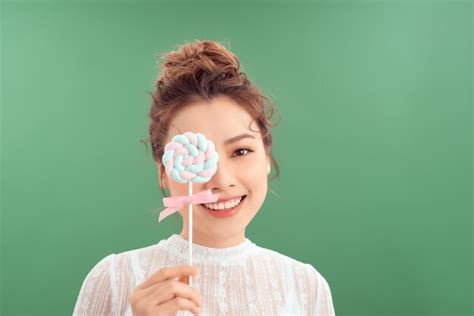 Asiatisches Mädchen Mit Großen Süßigkeiten Am Stiel Mit Einem Lutscher In Der Hand Premium Foto