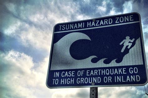 It is made up of two equally important components: Q&A: Designing a better local tsunami warning system ...