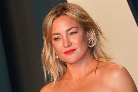 Кейт хадсон родилась в семье певца билла хадсона и актрисы голди хоун. Kate Hudson's Off-Beat Beauty Hack Is Painful and Cold