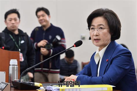 잡담 고령자 (60~74세) 백신예약율 76.2% (3). 포토 인사청문회, 의원들 질의에 답하는 추미애 | Save Internet ...