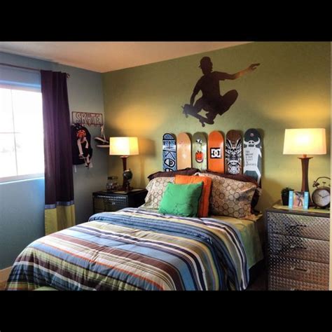 Exciting small skateboard decor with bed drapes grey wall skateboard sticker. 20 idées créatives pour décorer avec un skateboard! Très ...