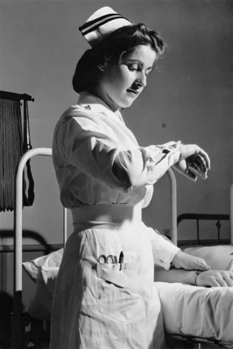 25 vintage pictures that prove nurses have always been badass navy nursing nursing cap scrubs