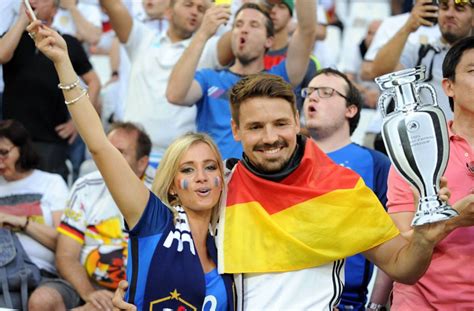 Turneringen spelas i 12 utvalda städer runtom i europa. Fußball-EM 2021: Tickets, Reisen, Storno - was die Fans ...