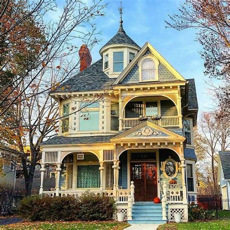 Pin By Christi Crenshaw On Old Houses Victorian Homes Old Victorian