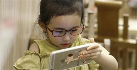 儿童玩手机百害无一利，父母如何教育孩子正确对待电子产品