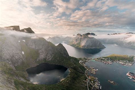 ロフォーテン島のレーヌブリンゲン山からの景色 アウトドアのストックフォトや画像を多数ご用意 アウトドア スカンジナビア ノルウェー