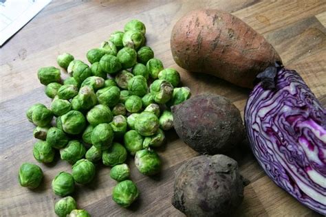 Eten maken Groente-clafoutis met bietjes rode kool spruitjes en